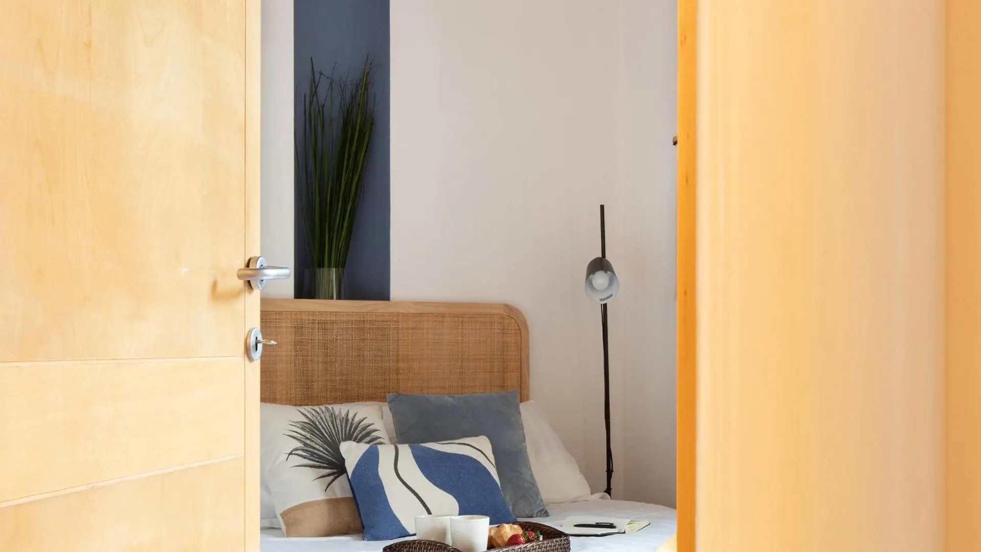 The Best Rent - Two-Bedroom Apartment With Terrace Near Trevi Fountain Rzym Włochy